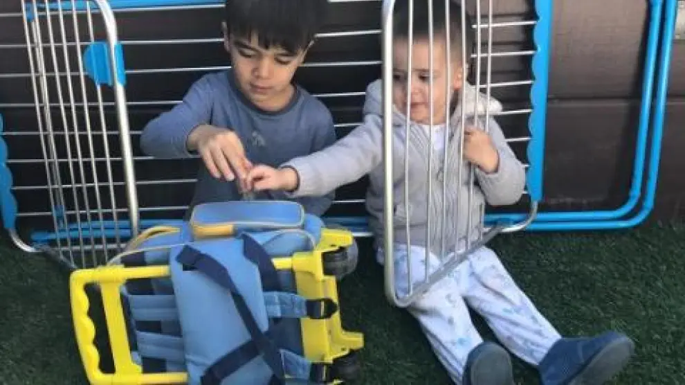 La paradoja de dos niños jugando a encerrarse durante el encierro.