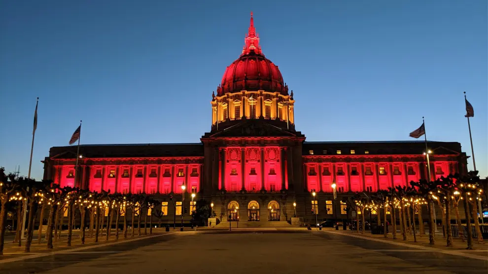 Fachada del Ayuntamiento de San Francisco, iluminado con los colores de la bandera de España.