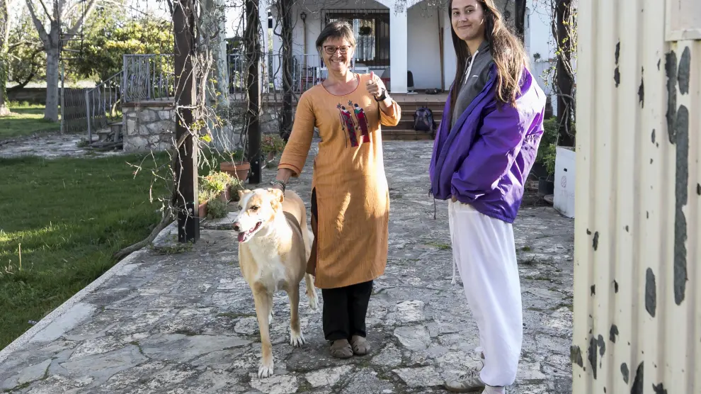 Chara y Celia junto a su perro Nesko recién llegadas este domingo a su domicilio en Peñaflor.