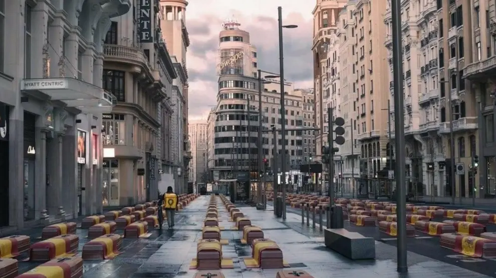 Fotomontaje de la Gran Vía de Madrid llena de ataúdes.