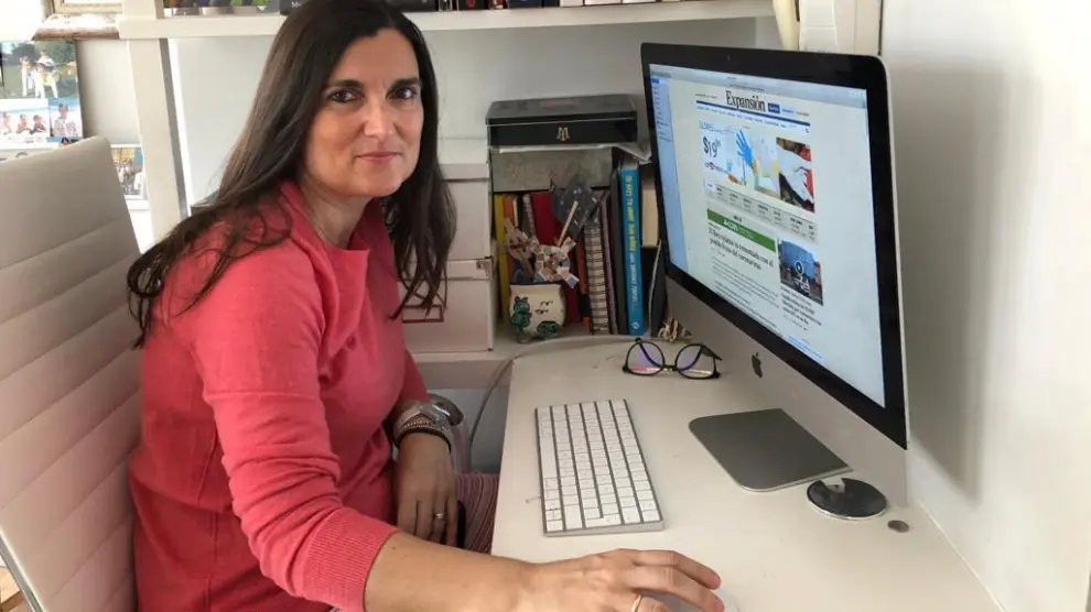 La periodista aragonesa Amparo Polo, corresponsal del diario 'Expansión' en Londres, este lunes en su casa.