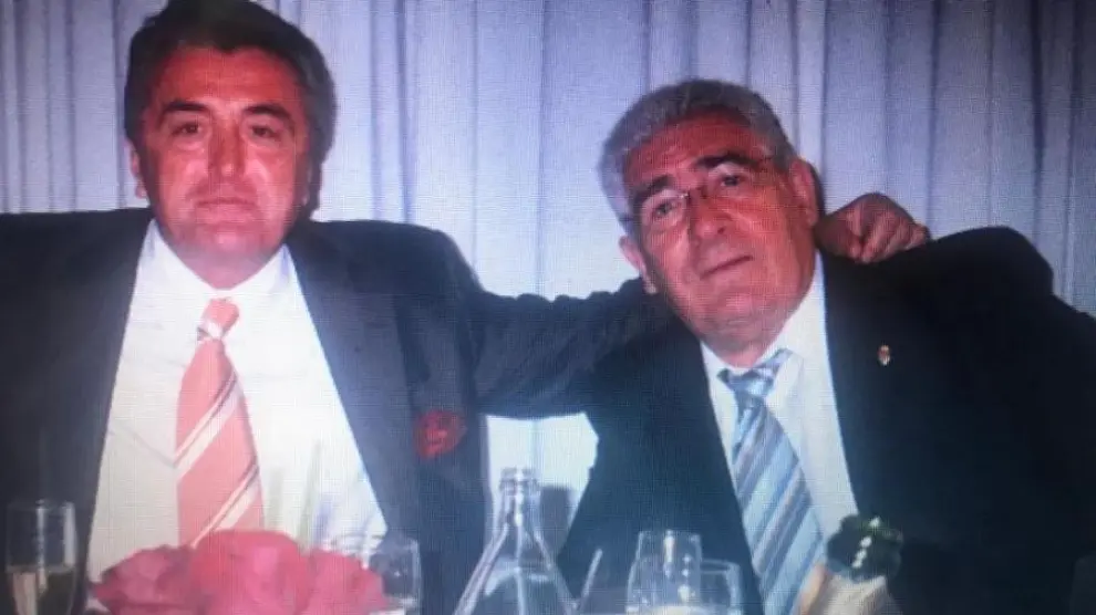 Radomir Antic y Manolo Villanova comparten mesa en una celebración grande del exportero, ex entrenador y ex ejecutivo aragonés: su boda.