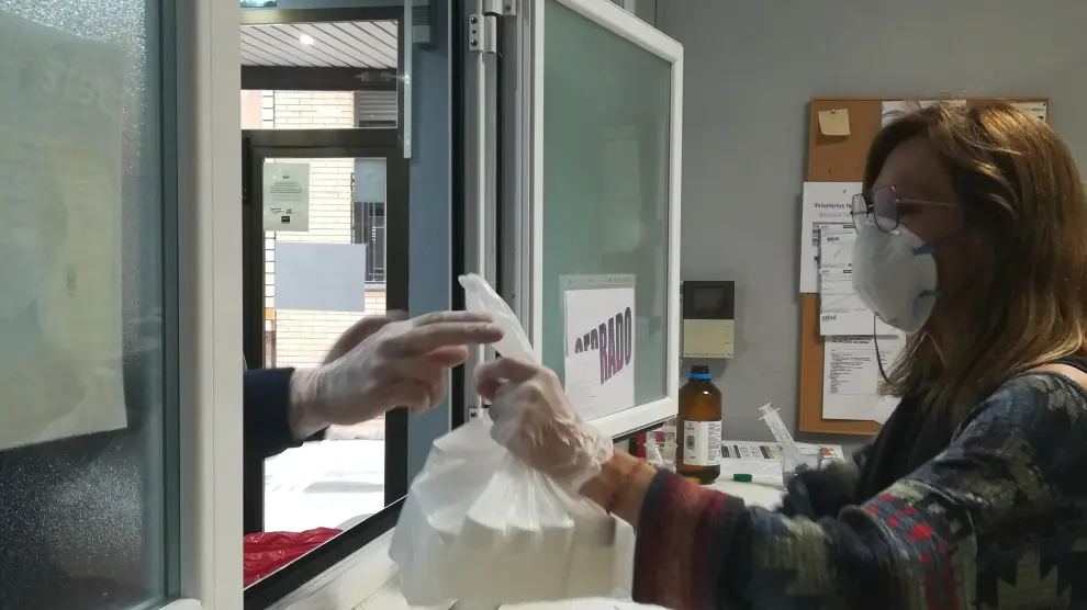Cristina Carme entrega las dosis de metadona diluida en agua a un paciente