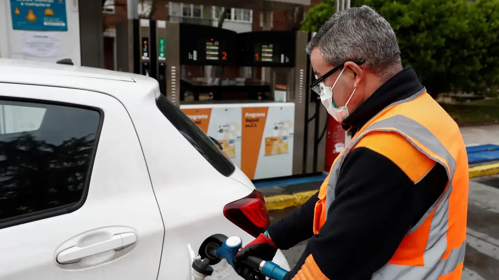 Un empleado de una gasolinera de Madrid llena el depósito de un vehículo el pasado martes.