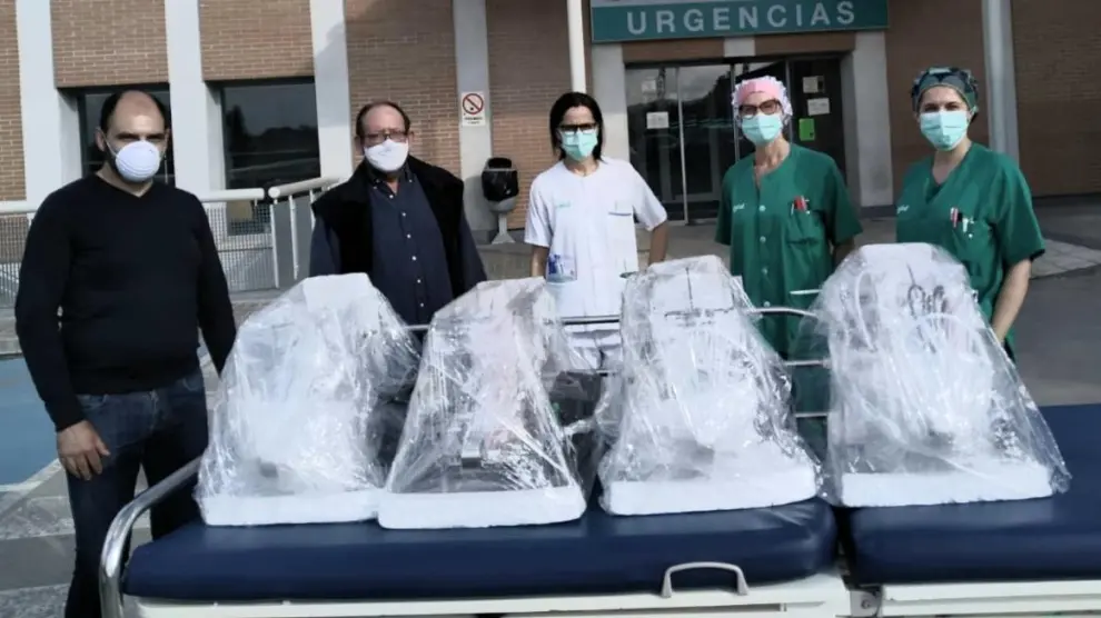 El alcalde de Barbastro, Fernando Torres, ha entregado este domingo los equipos donados al hospital de Barbastro.