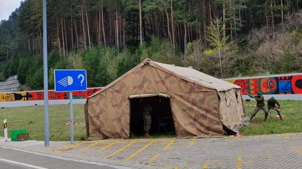 Miembros del Ejército han montado este domingo la carpa de protección junto al túnel transfronterizo de Somport.