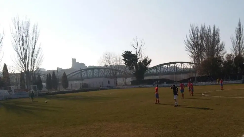 Un partido de fútbol regional en Aragón, en el campo del CD Gallur.