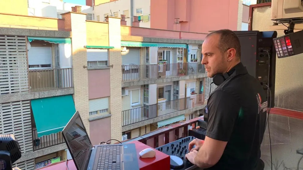 Cristian Júlvez, en el balcón de su casa, pinchando música.