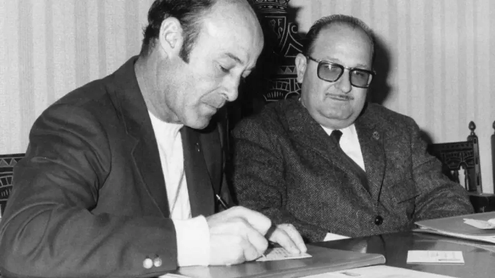 Alfonso Usón (dcha.), en el año 1969 durante el acto de la firma del contrato del entrenador del Real Zaragoza, César Rodríguez.