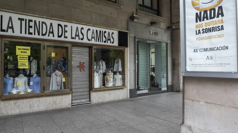 Comercios textiles cerrados en el centro de Zaragoza.