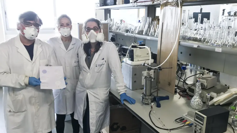 Francisco Balas, Gema Martínez y Pilar Lobera han contribuido desde el Instituto de Nanociencia de Aragón a diseñar una nueva mascarilla de alta protección que desarrolla el IIS Aragón.