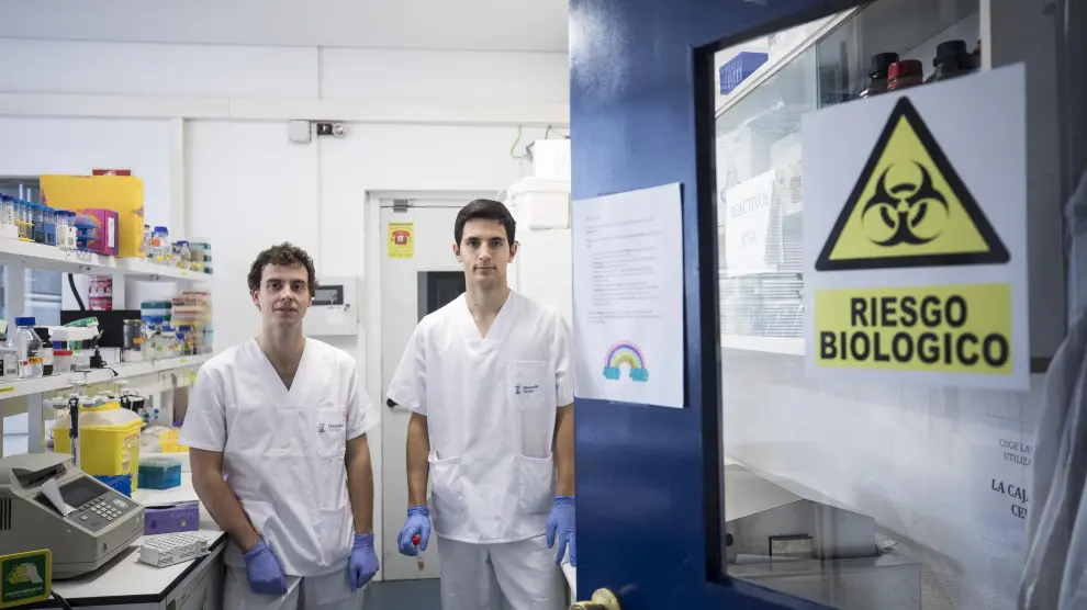Juan Calvet Seral y Ernesto Anoz Carbonel, los doctorandos encargados de preparar una disolución para transporte más seguro de muestras