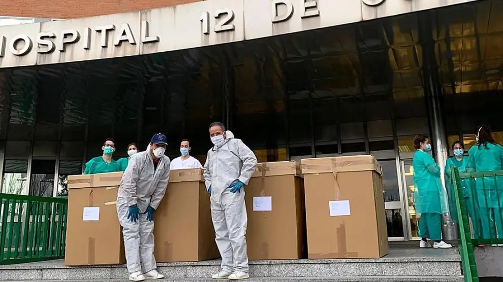 Entrega de cajas con material de protección en el Hospital 12 de Octubre de Madrid.