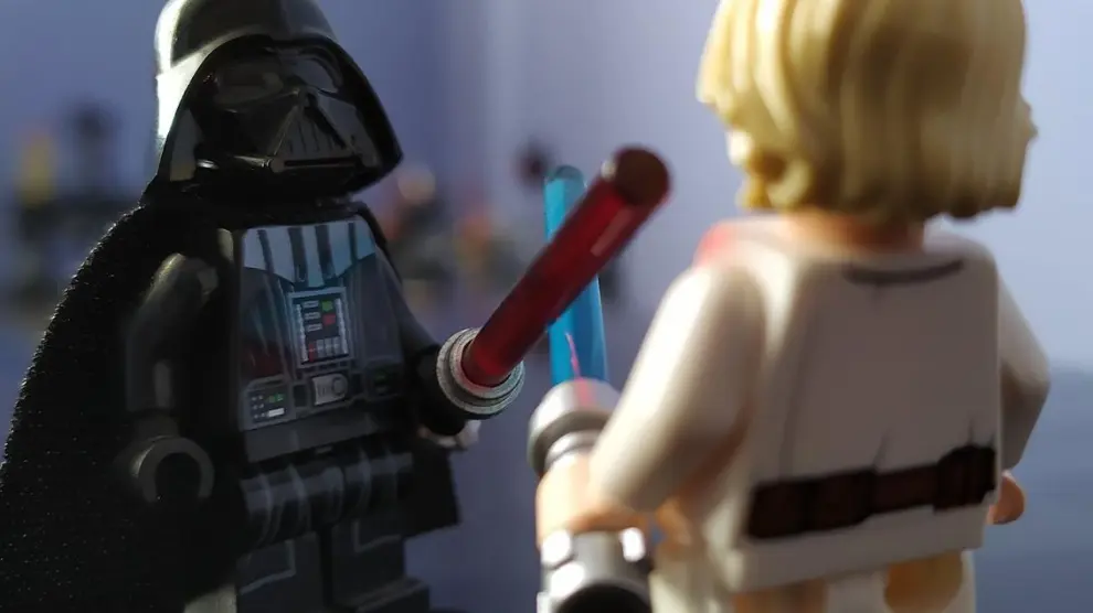Darth Vader, sable láser mediante, mantiene la distancia de seguridad.