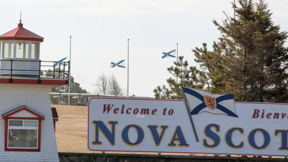 Banderas a media asta en la frontera entre New Brunswick y Nueva Escocia por la masacre.