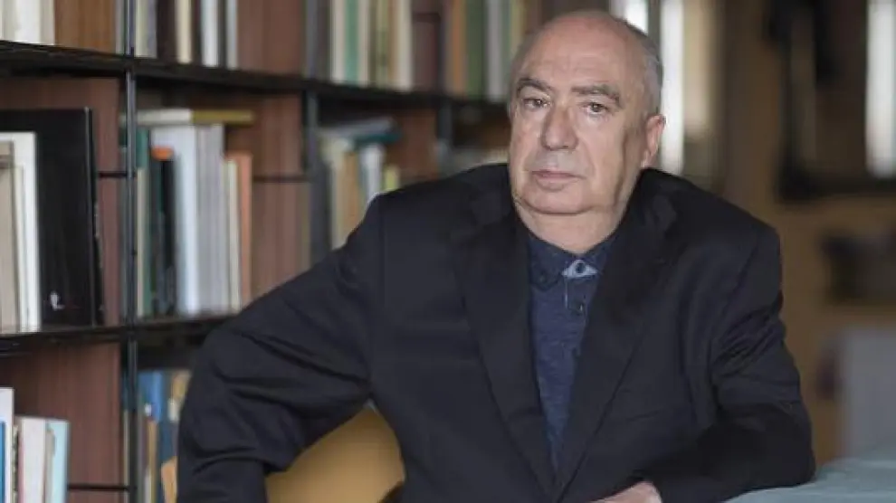 El poeta Ángel Guinda lleva 34 años viviendo en Madrid. Ahora publica 'Los deslumbramientos' y 'Recapitulaciones'.