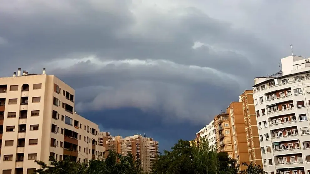 Nubes de tormenta sobre Zaragoza.