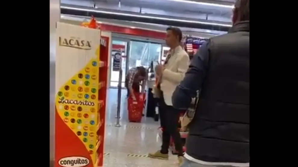 Pablo Iglesias en un supermercado sin mascarilla y con su escolta.