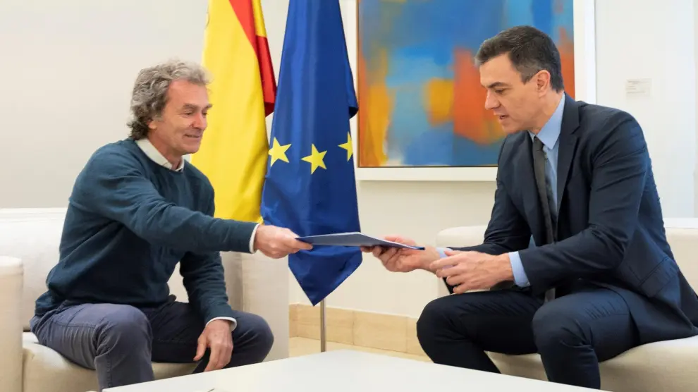 Fernando Simón entrega a Pedro Sánchez el informe de los expertos sobre la desescalada.