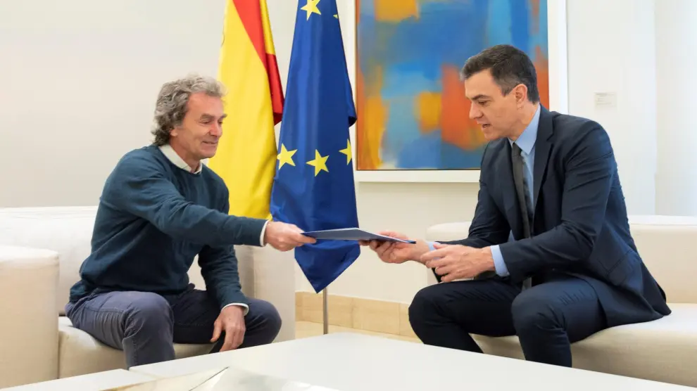 Fernando Simón entrega a Pedro Sánchez el informe de los expertos sobre la desescalada.