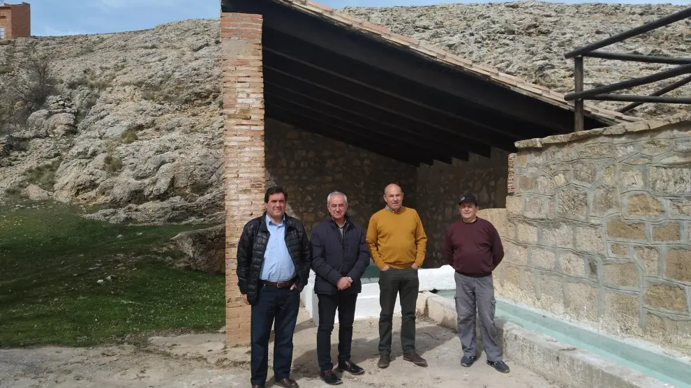 El presidente y vicepresidente de la Comunidad de Teruel, con alcalde y un operario contratado en Cañada Vellida.