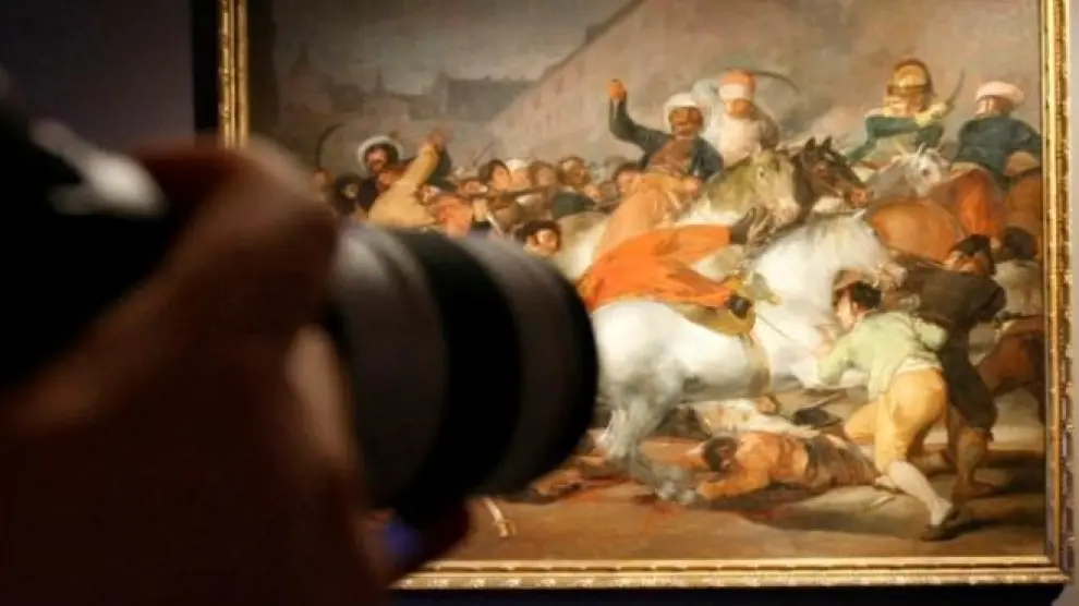 Una cámara delante del '2 de mayo' de Goya.