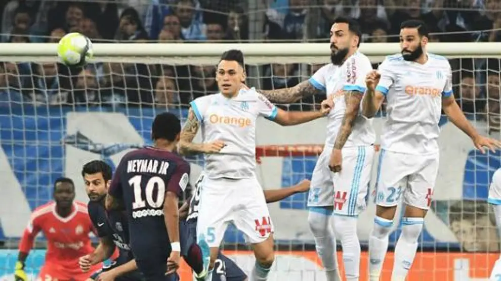 Neymar lanza una falta directa en el partido Paris Saint-Germain-Olympique Marsella de esta temporada ya concluida sin finalizarse todos sus partidos.
