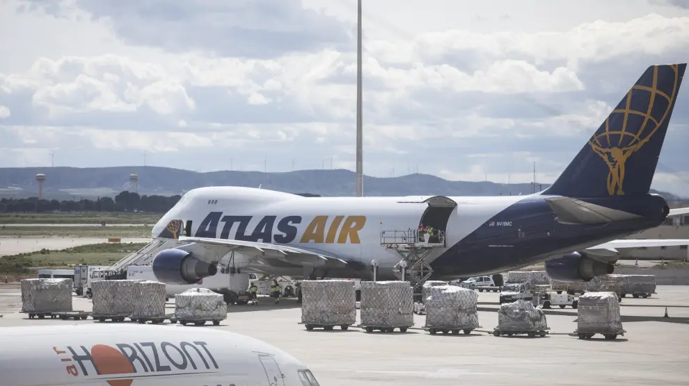 Descarga del material sanitario que ha llegado este miércoles por la tarde a Zaragoza a bordo de un Jumbo de Atlas Air.