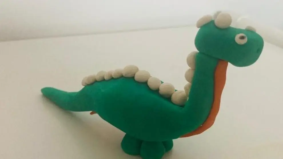 Así de fácil es crear un dinosaurio de plastilina como este.