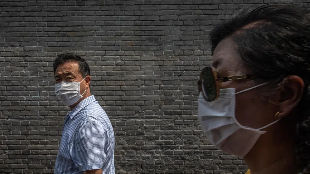 Dos personas con mascarillas este viernes en Pekín.