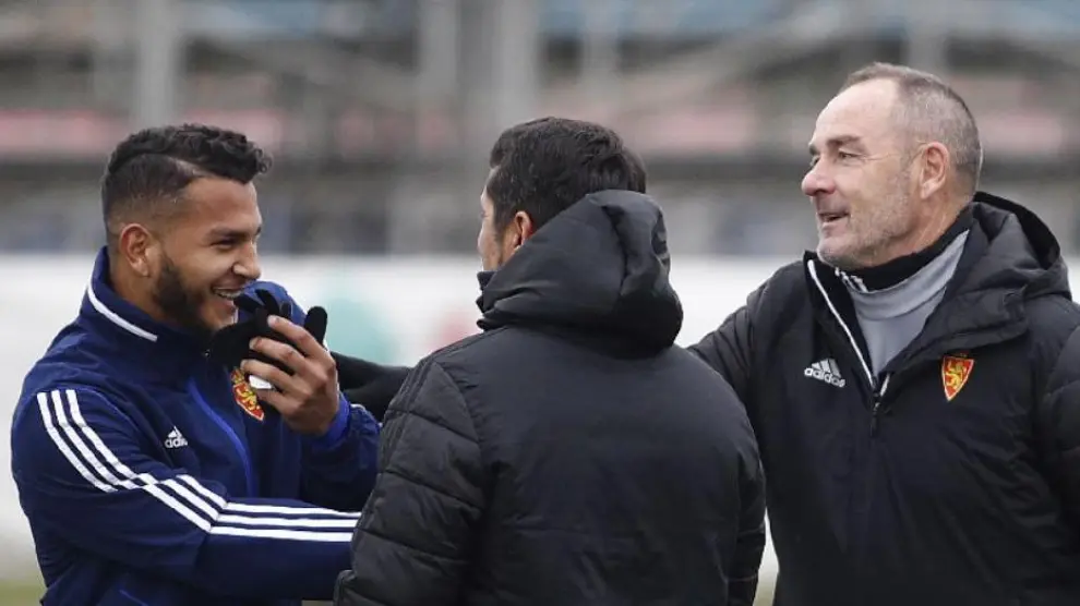 Luis Suárez bromea con Víctor Fernández y Loreto en un entrenamiento de esta temporada en la Ciudad Deportiva.