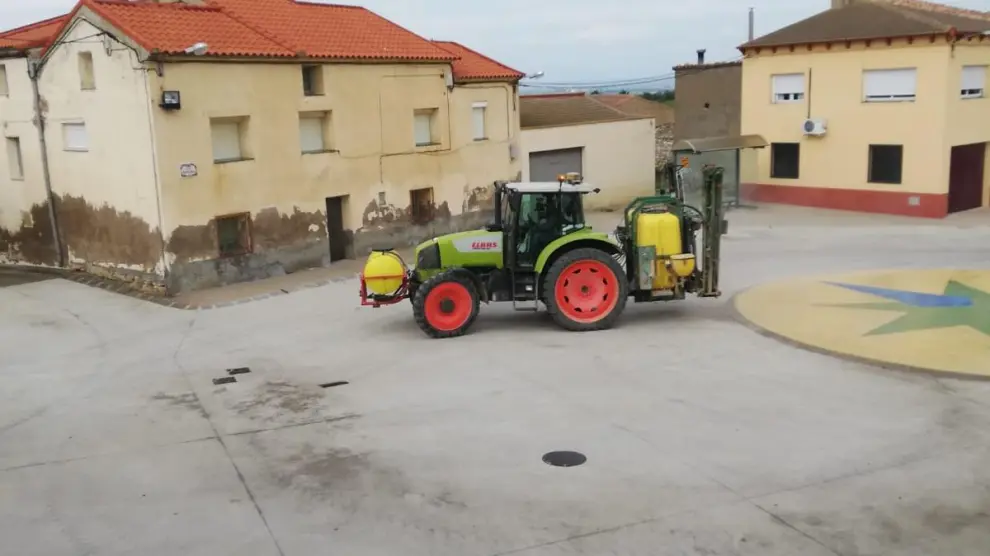 Un tractor desinfecta las calles de Senés de Alcubierre.