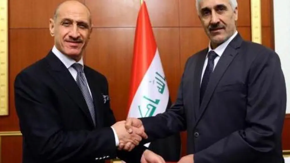 Adnan Dirjal, a la izquierda, recibe la cartera ministerial en Irak.