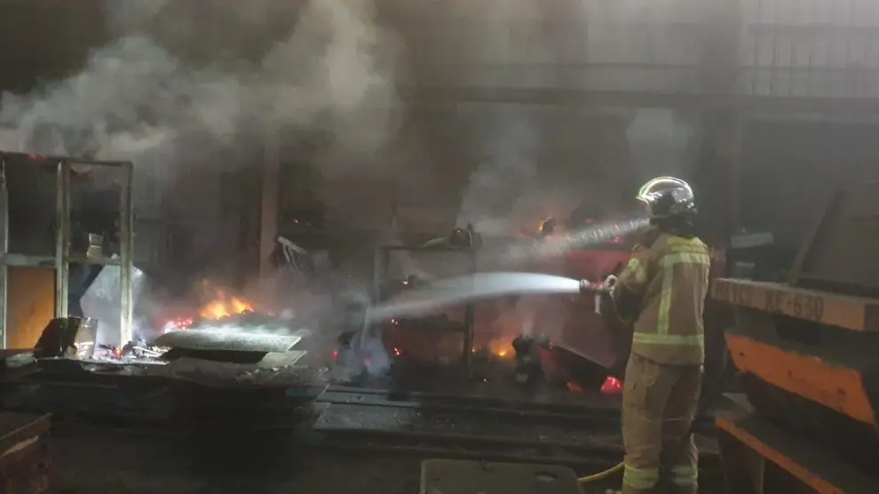 incendio originado en una empresa de fundiciones de La Puebla de Alfindén