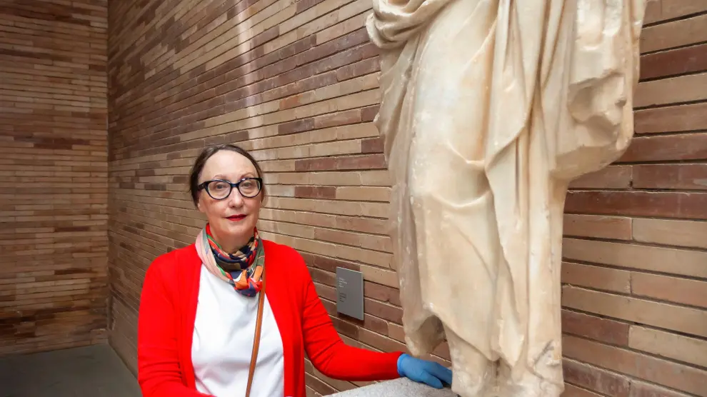 La directora del Museo Romano de Mérida, Trinidad Nogales, observa una escultura del museo, este lunes en Mérida.