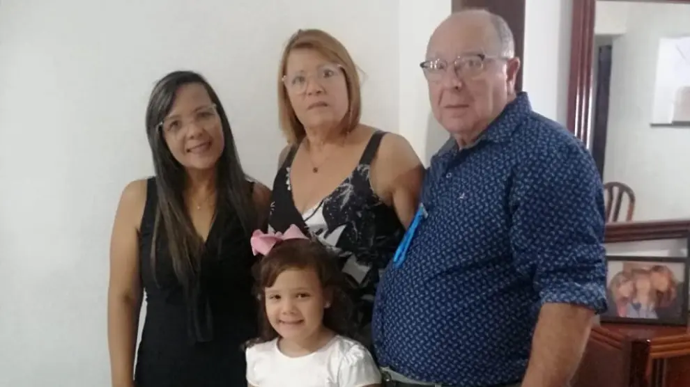Miguel Ayete, junto a su mujer, y la familia que tienen en Brasil.