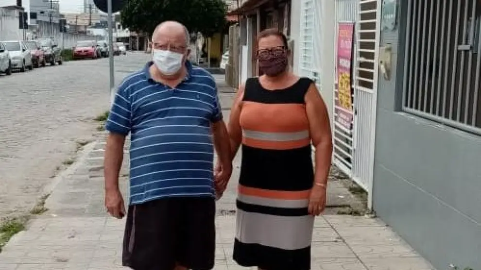 Miguel Ayete y su mujer pasean con mascarilla por las calles de Feria de Santana, el municipio brasileño en el que llevan meses confinados.