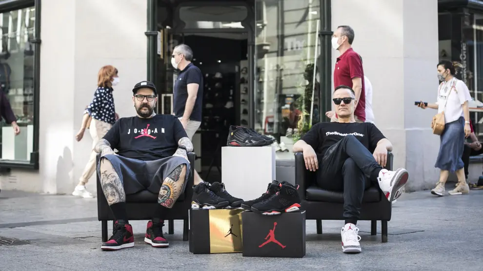 Álex Cornejo y Javier Crivillé, de The Sneaker One, con varios modelos de Air Jordan.
