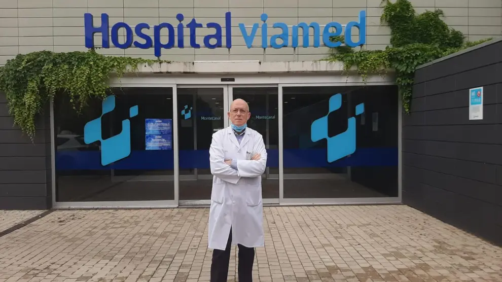 El director médico de hospital Viamed Montecanal, el doctor Marcelino Vila, en las instalaciones del hospital.