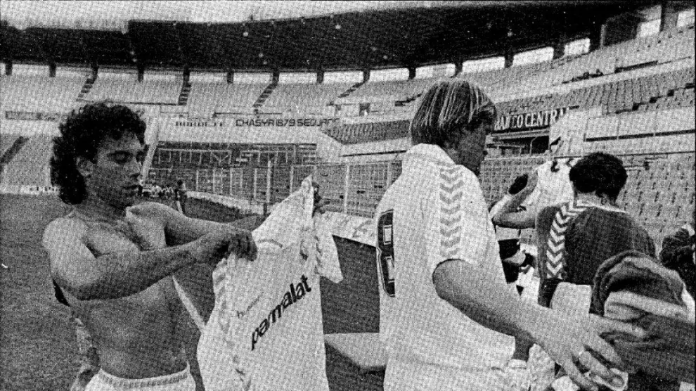 Hugo Sánchez y Schuster, en La Romareda vacía, se ponen las camisetas tras el calentamiento previo al comienzo de aquel Osasuna-Real Madrid jugado a puerta cerrada en el estadio zaragozano en 1989.