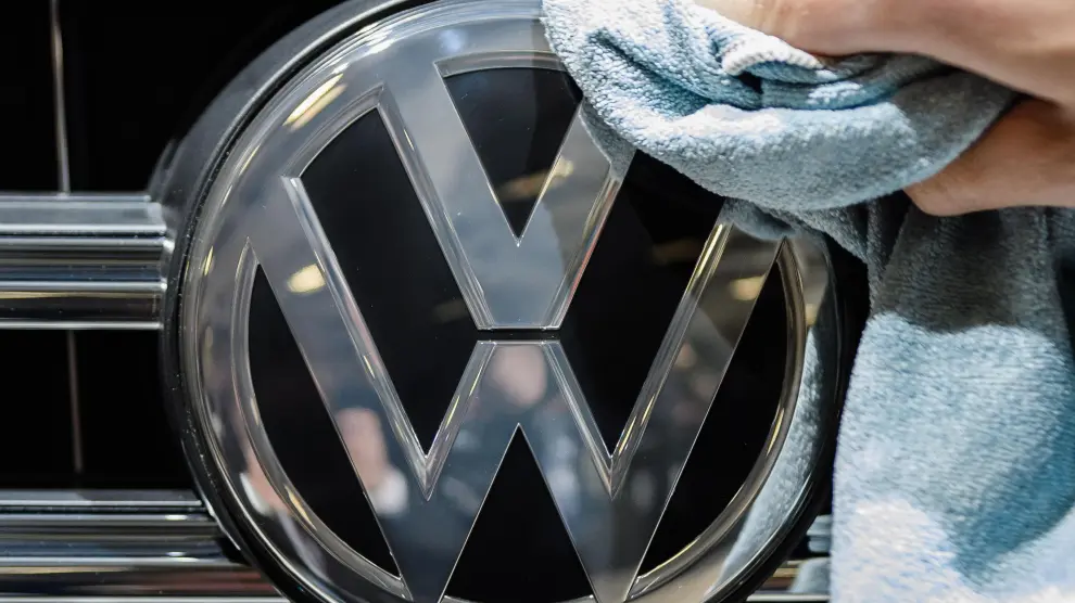 Imagen del logo de Volkswagen en un vehículo de la marca