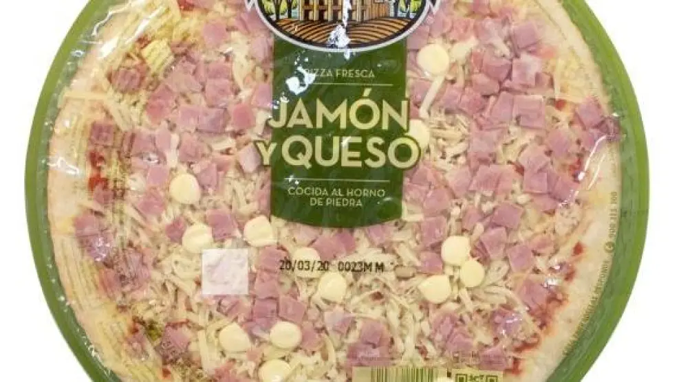 La mejor pizza de jamón y queso refrigerada es la de Casa Tarradellas, según la OCU.