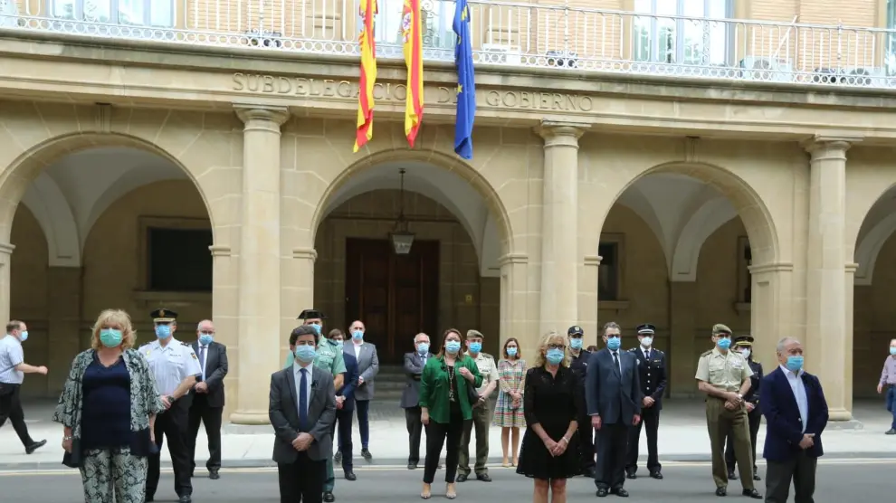Representantes institucionales durante el minuto de silencio ante la Subdelegación del Gobierno de Huesca.
