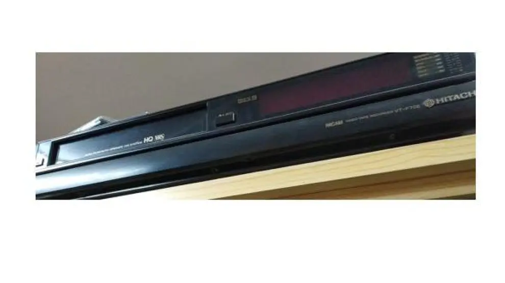 Reproductor de cintas VHS de marca Hitachi.