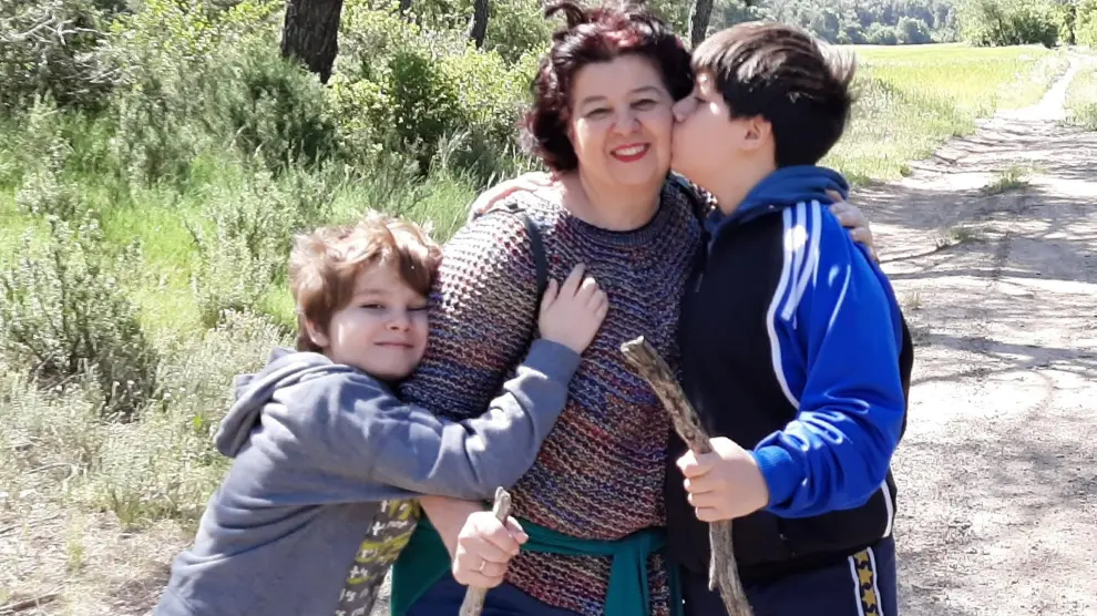 Dámaso y Rafael abrazan a su madre, Susana Villuendas