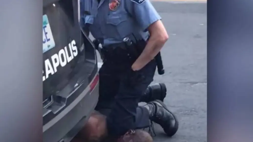 Momento en el que el policía presionó el cuello de Floyd causándole la muerte