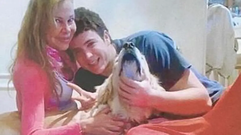 Ana Obregon y su hijo Aless junto a su perra, Luna.