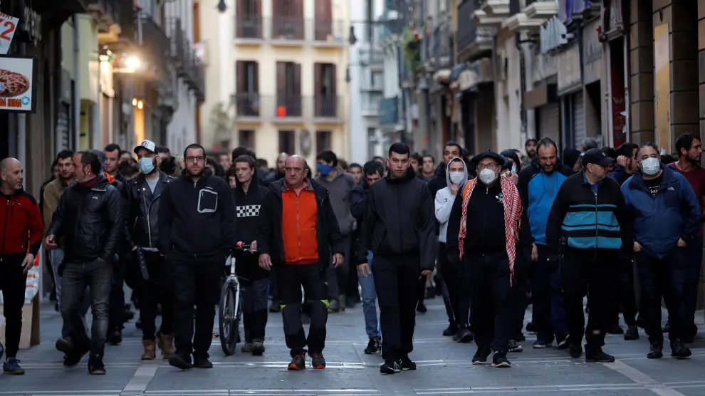Concentración en el paseo de Sarasate de Pamplona, cerca de la sede del PSN, en apoyo a Patxi Ruiz, el 17 de mayo de 2020.