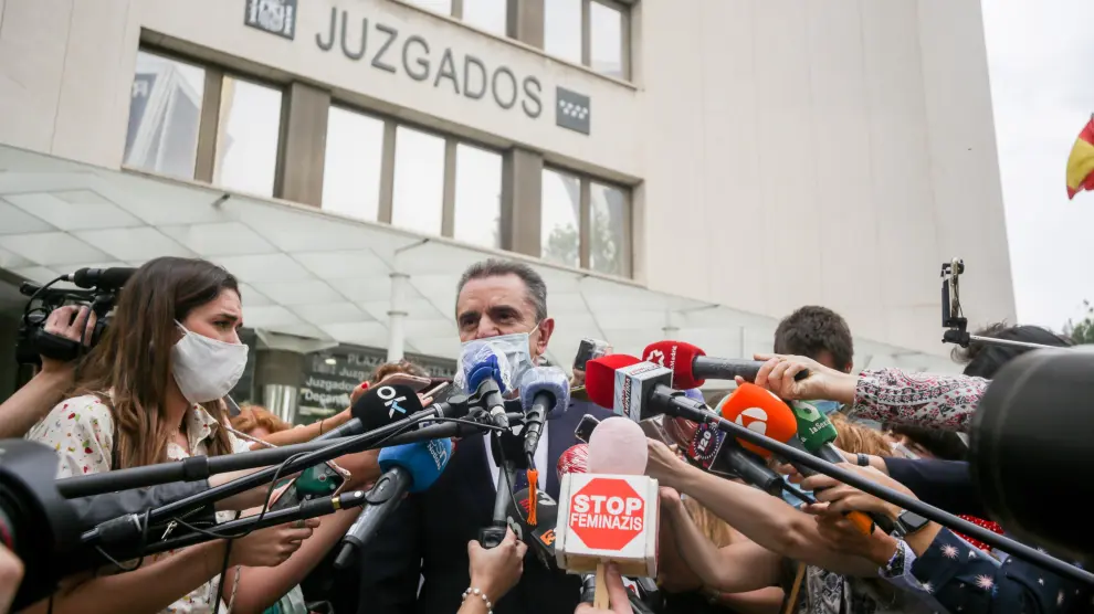 José Manuel Franco atiende a los periodistas después de declarar ante la juez del caso 8-M.