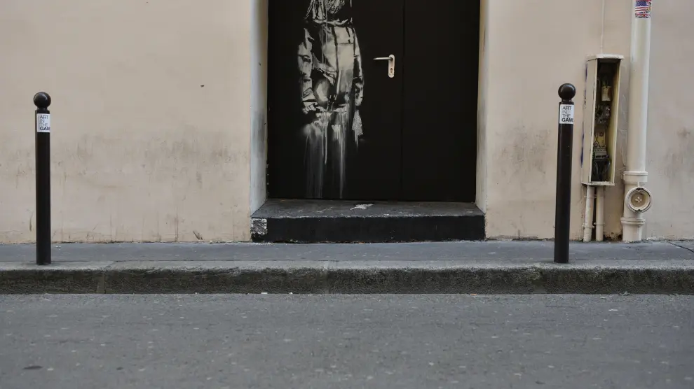 La puerta metálica de la salida de emergencia de sala, en la que pintó una doliente figura femenina, fue robada en París en 2019